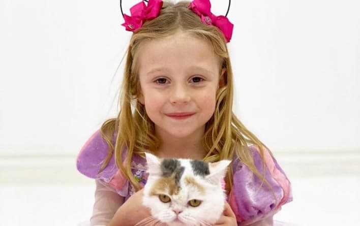 Kid Youtuber Like Nastya playing with a cat