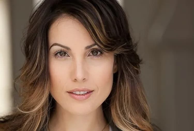 Carly Pope Photo