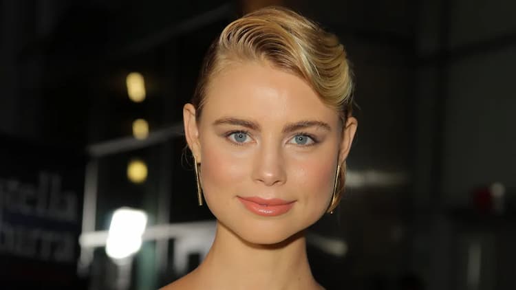 Lucy Fry Photo