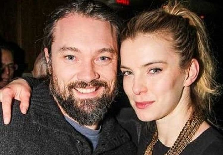 Betty Gilpin together with her husband Cosmo Pfeil