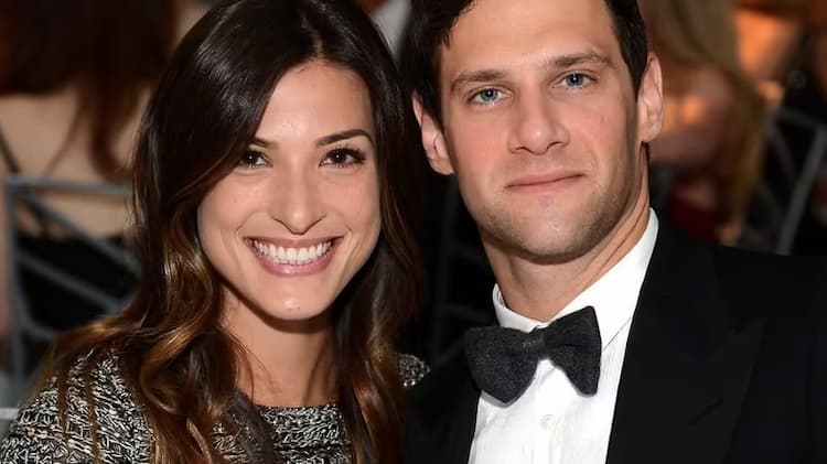 Justin Bartha together with his wife Lia Smith 