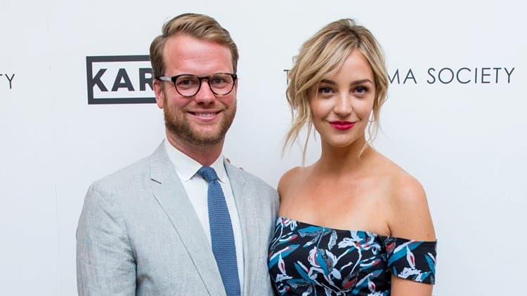 Abby Elliott together with her husband Bill Kennedy 